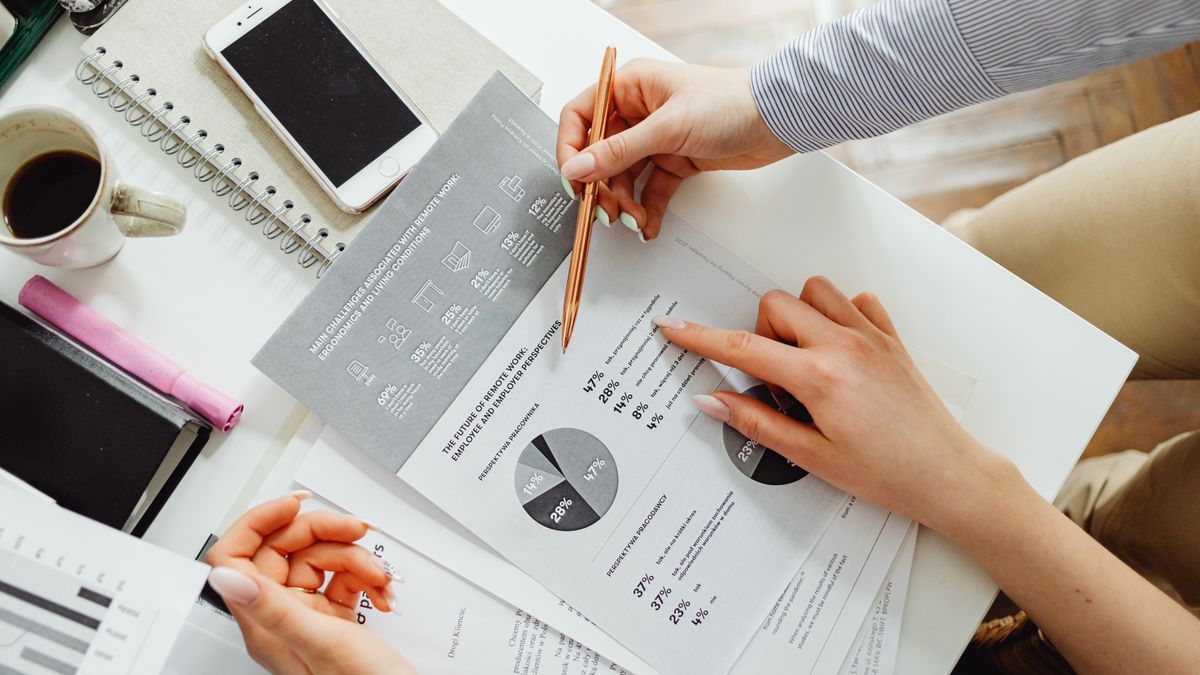 Dashboard analytics comparant la performance des publications concurrentes